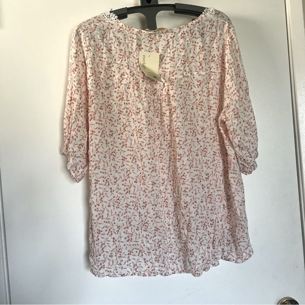 NWT Everleigh Lace Trim V-Neck Blouse Size Large - Picture 2 of 9